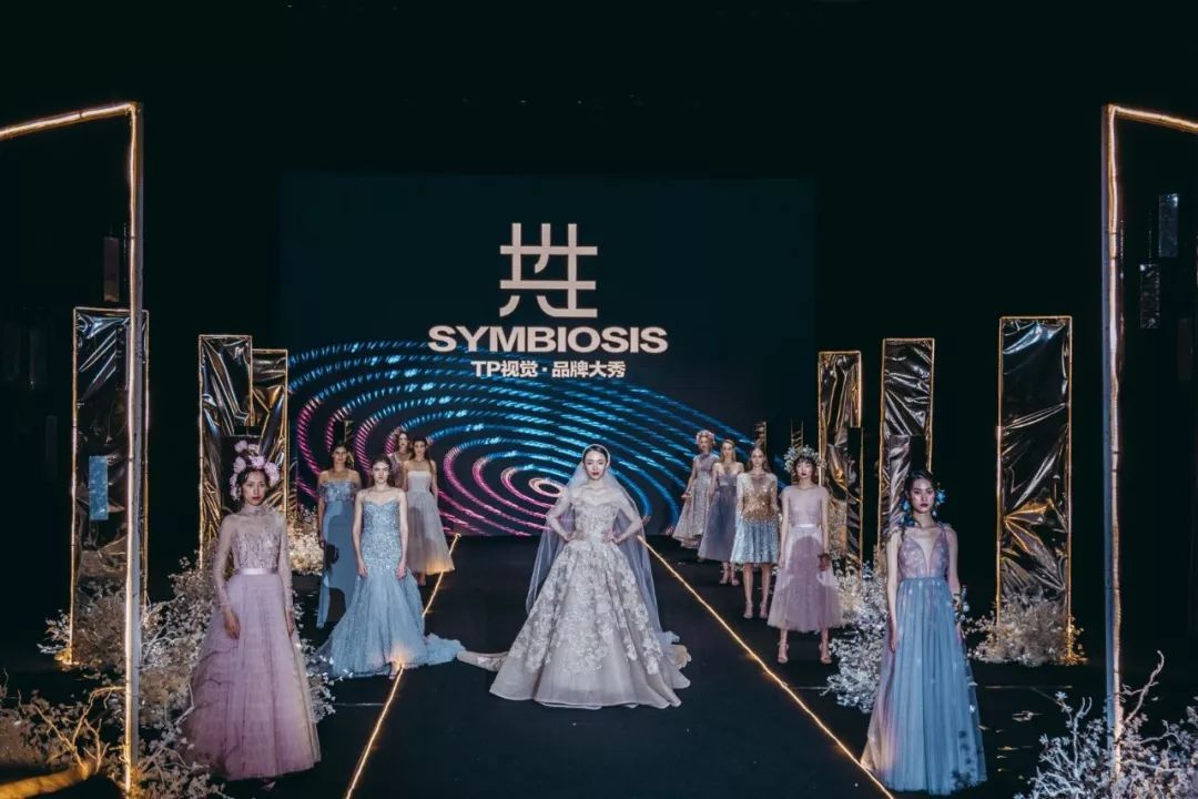 品牌時裝秀以戀人感情發(fā)展為主線，呈現(xiàn)別開生面的視聽盛宴