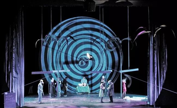 演繹不同版本的《波西米亞人》舞臺劇表演，一次嗨個夠