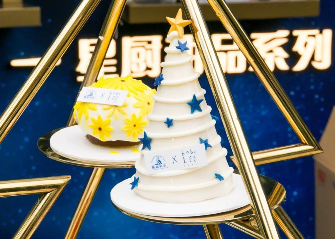 快閃活動(dòng)策劃打造成一棵星空甜品的圣誕樹(shù)，簡(jiǎn)直就是甜蜜暴擊嘛