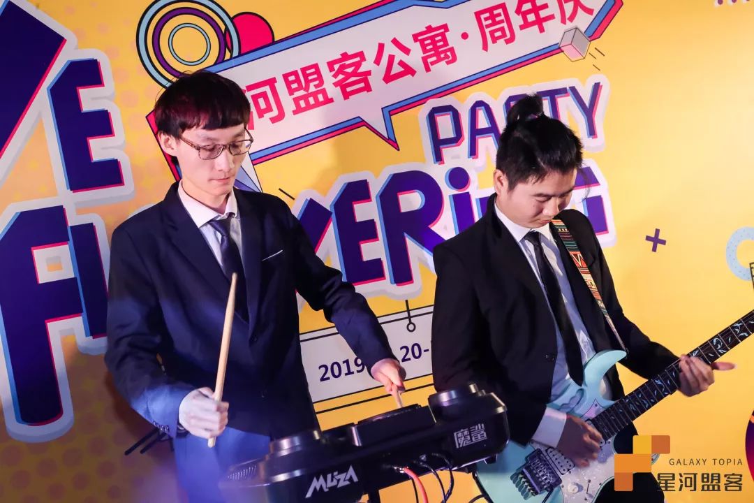 燈光閃爍一秒，瞬間進(jìn)入周年慶典活動(dòng)，面具策劃形式很朋克
