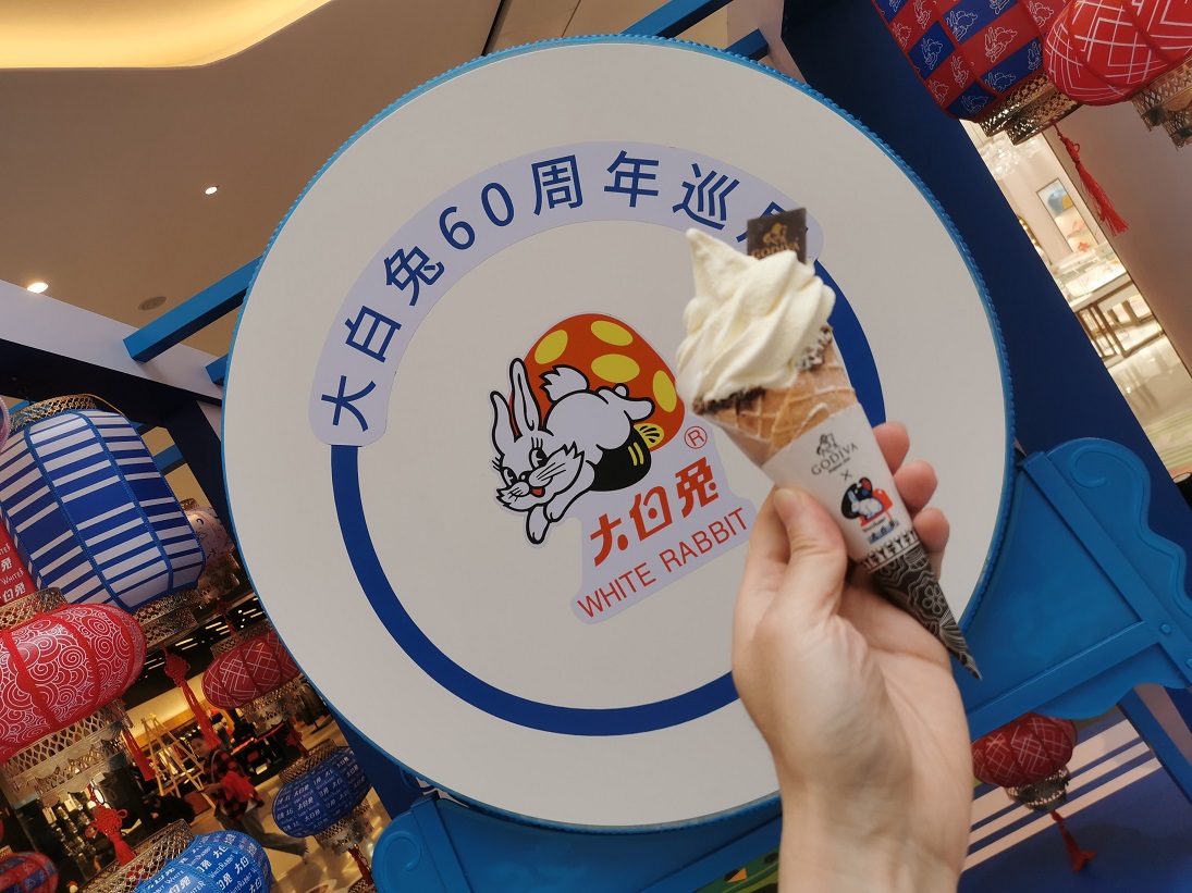 中西合璧快閃店活動經(jīng)典藍(lán)白配色，甜蜜風(fēng)暴正版來襲