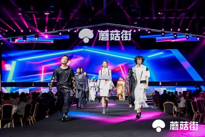 年會(huì)活動(dòng)現(xiàn)場(chǎng)更是一個(gè)精心布置的時(shí)尚秀場(chǎng)，現(xiàn)場(chǎng)T臺(tái)秀加持了活動(dòng)氛圍