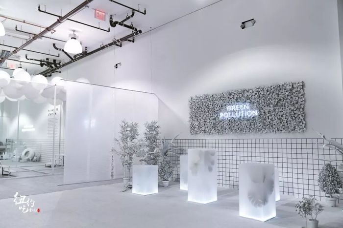 主題快閃店形式的展覽策劃，黑白風(fēng)格很是印象深刻