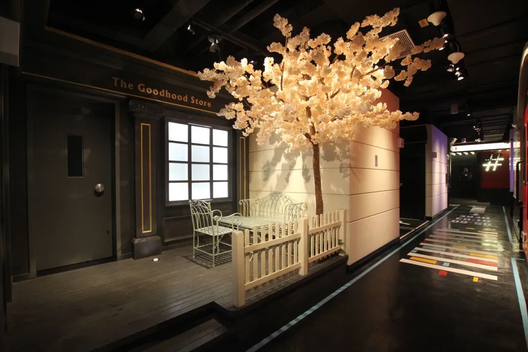 穿越異國(guó)街頭的KTV展覽裝飾，隨手一拍都像在倫敦街頭自拍一般