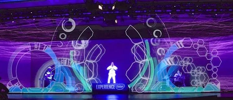 用動作就能操縱視覺的演出活動未來氣息滿滿，身臨其境的視覺效果很大膽