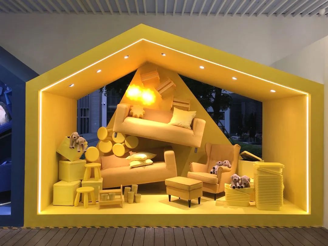 宜家快閃店展覽活動自帶吸睛特效，藍色購物袋甚是撩人