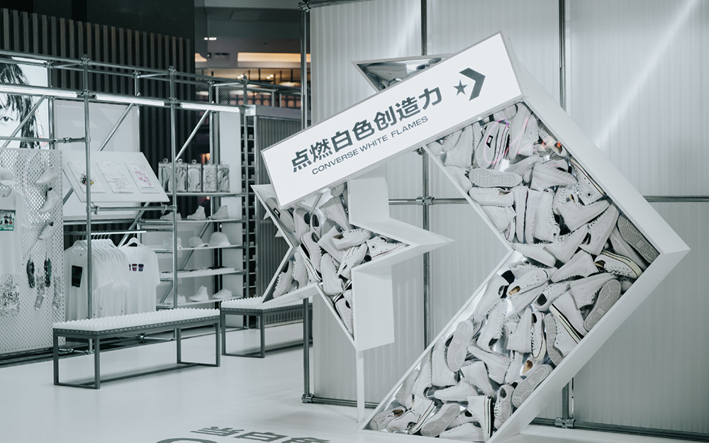 白色火焰快閃店展覽活動(dòng)的火焰“燒”得很旺，還能現(xiàn)場(chǎng)個(gè)性化定制