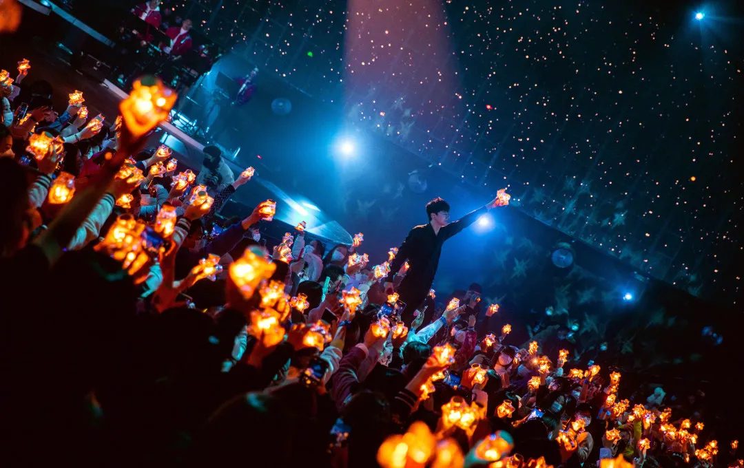 WE·LIVE生日演唱會(huì)活動(dòng)策劃的科幻風(fēng)舞美，是星海的沖動(dòng)之門(mén)