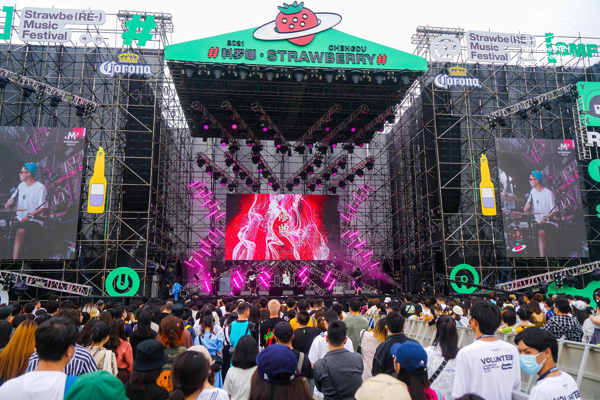 2021成都草莓音樂(lè)節(jié)活動(dòng)策劃充滿了異域氣氛，聽(tīng)歌飲酒，快樂(lè)就如此