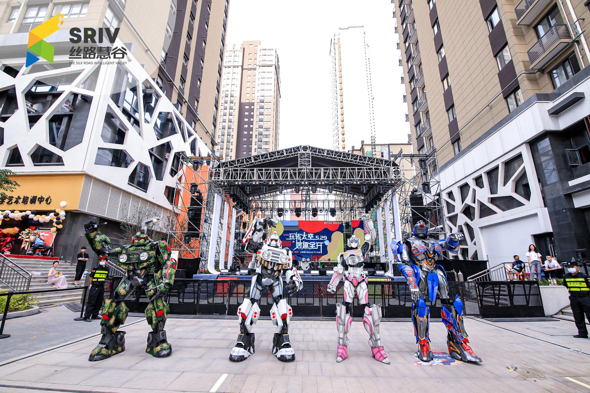 概念街區(qū)開街儀式活動(dòng)策劃空降知名樂隊(duì)，爆梗頻出尖叫不斷