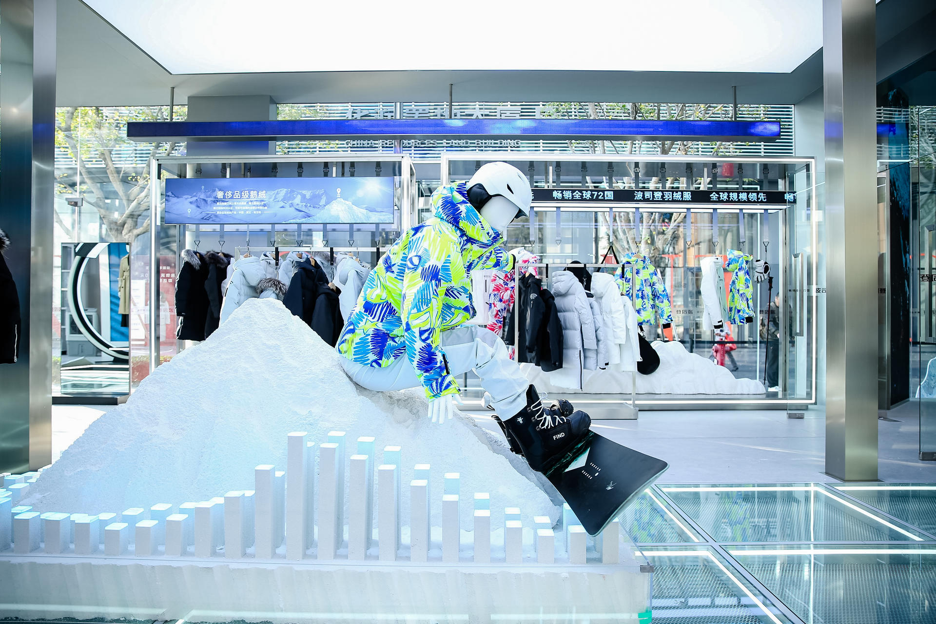 波司登快閃店活動策劃融合雪山、陽光等自然元素，帶來了“第一場雪”