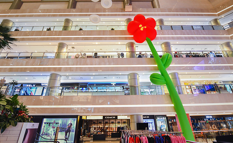 16米小紅花藝術(shù)活動策劃裝置綻放于城市中央，洋溢著溫暖的香