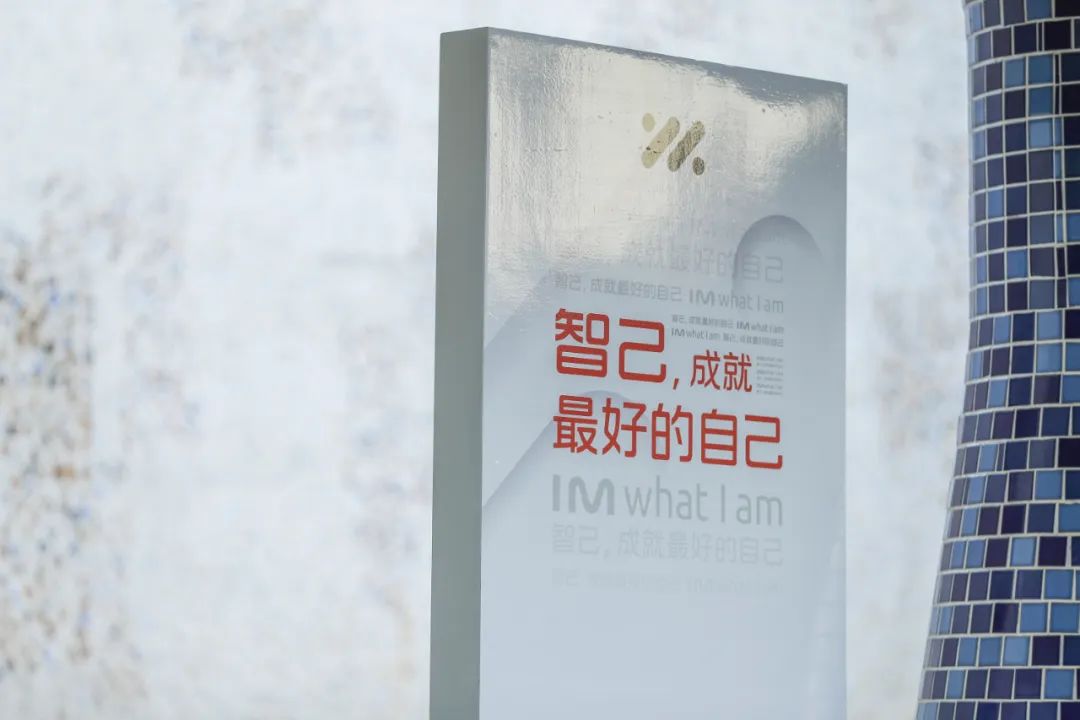 智己LS7上市發(fā)布會(huì)活動(dòng)策劃使用了超大型戶外弧形大屏，視覺體驗(yàn)杠杠